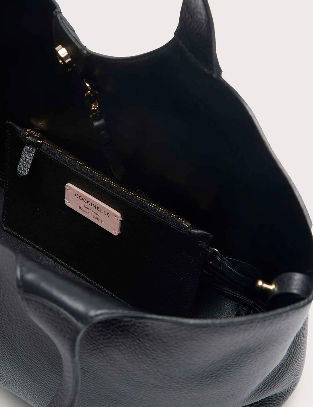 Coccinelle c-easy large noir borsa tote in pelle nera con design strutturato e dettagli in metallo dorato