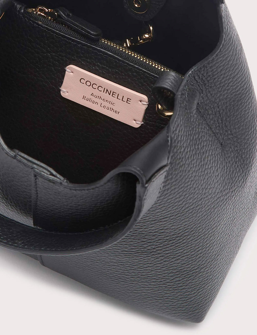 Coccinelle c-easy small noir tote bag in pelle nera martellata con dettagli oro e etichetta interna rosa oro