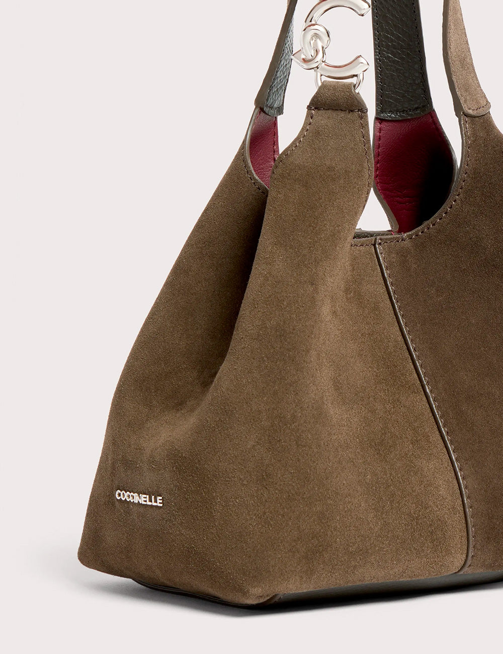 Coccinelle c-easy suede small fango borsa hobo taupe in suede con interno rosso a contrasto e chiusura metallica argento