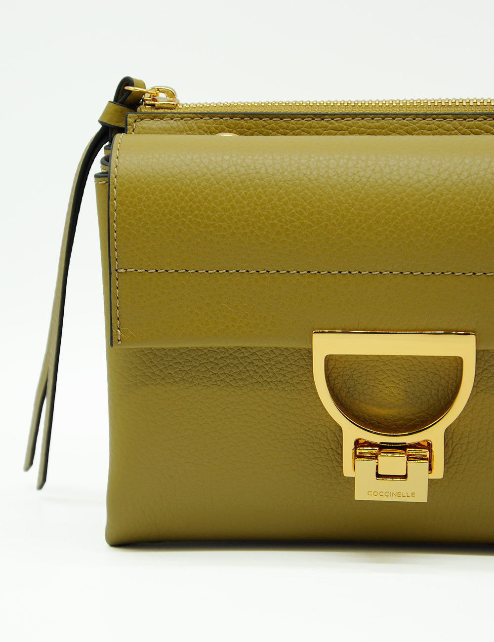 Borsa clutch Coccinelle Arlettis Small Seagrass in pelle verde oliva con chiusura D dorata
