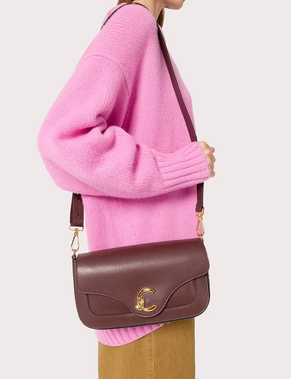 Borsa tracolla coccinelle c-me media in pelle burgundy con chiusura logo c in metallo dorato
