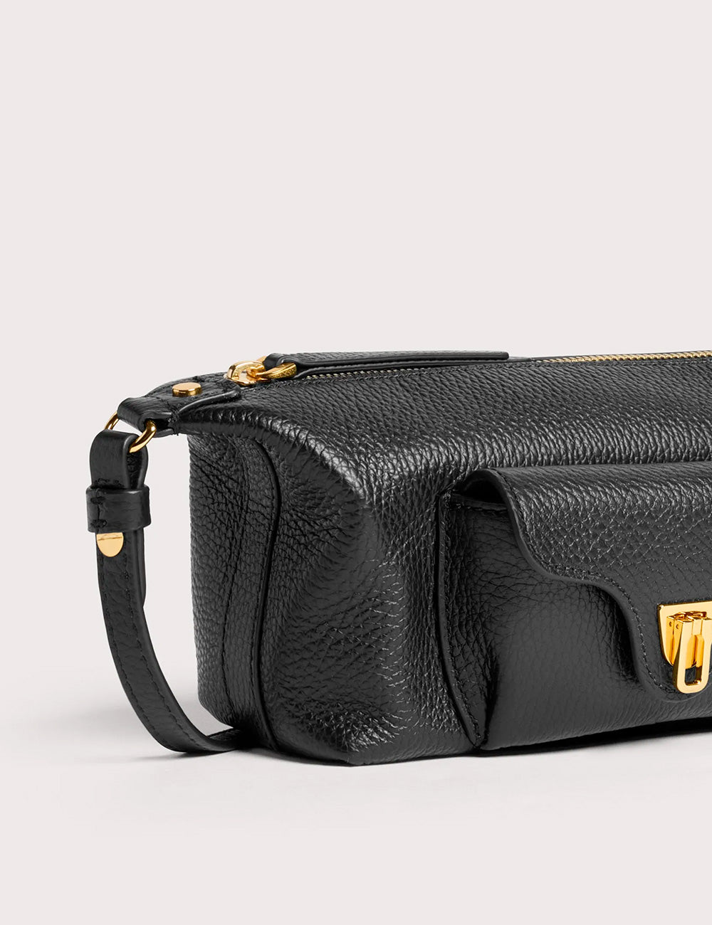 Borsa tracolla coccinelle beat generation mini noir in pelle nera con chiusura a patta dorata e texture a rilievo