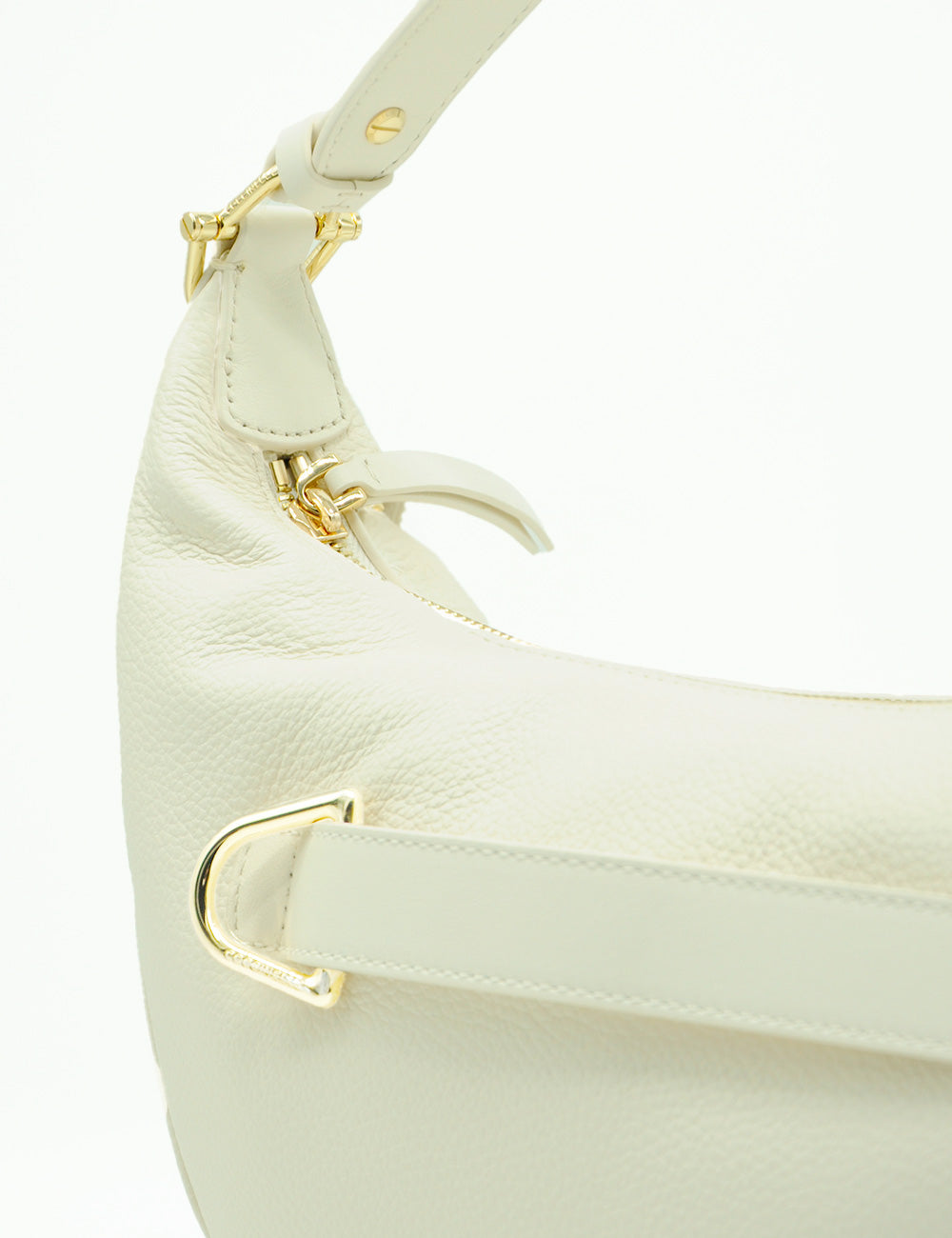 Borsa hobo media Paki Pearl Coccinelle in pelle color crema con manico curvo e hardware oro