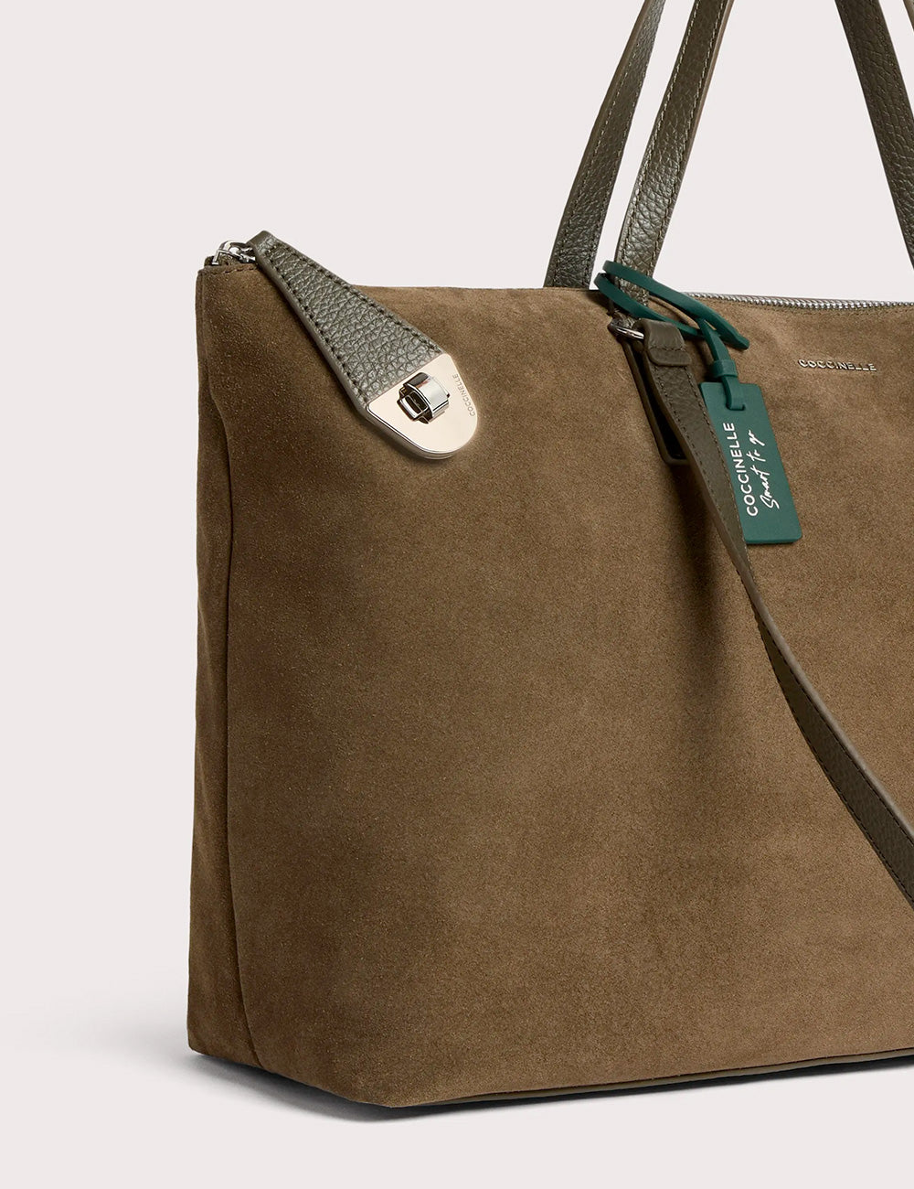Borsa tote coccinelle smart to go beat generation fango in pelle scamosciata marrone con manici verde scuro e chiusura argento