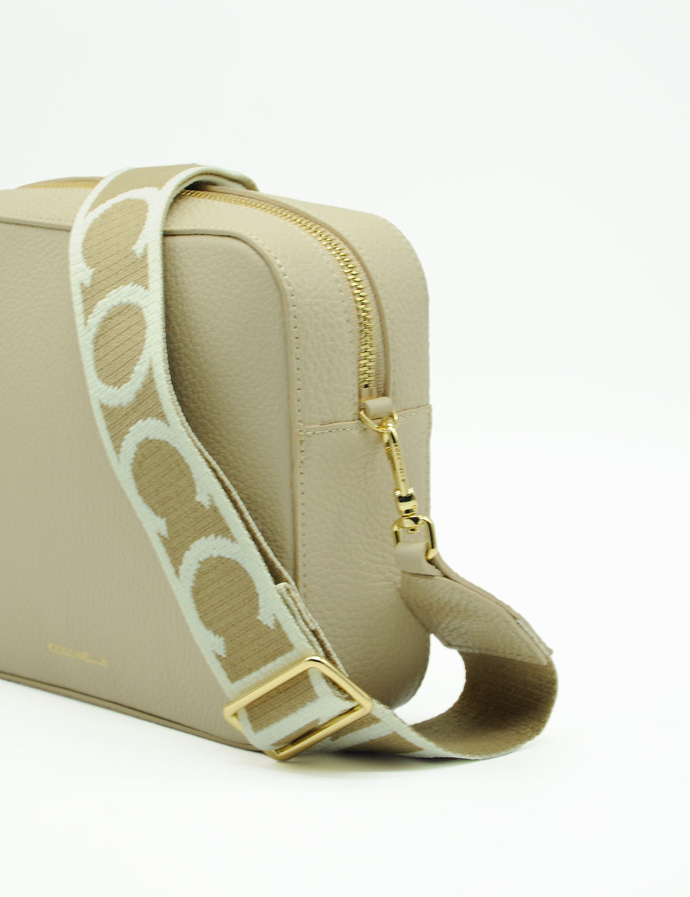 Borsa tracolla Coccinelle Tebe Sandshell in pelle beige con zip oro