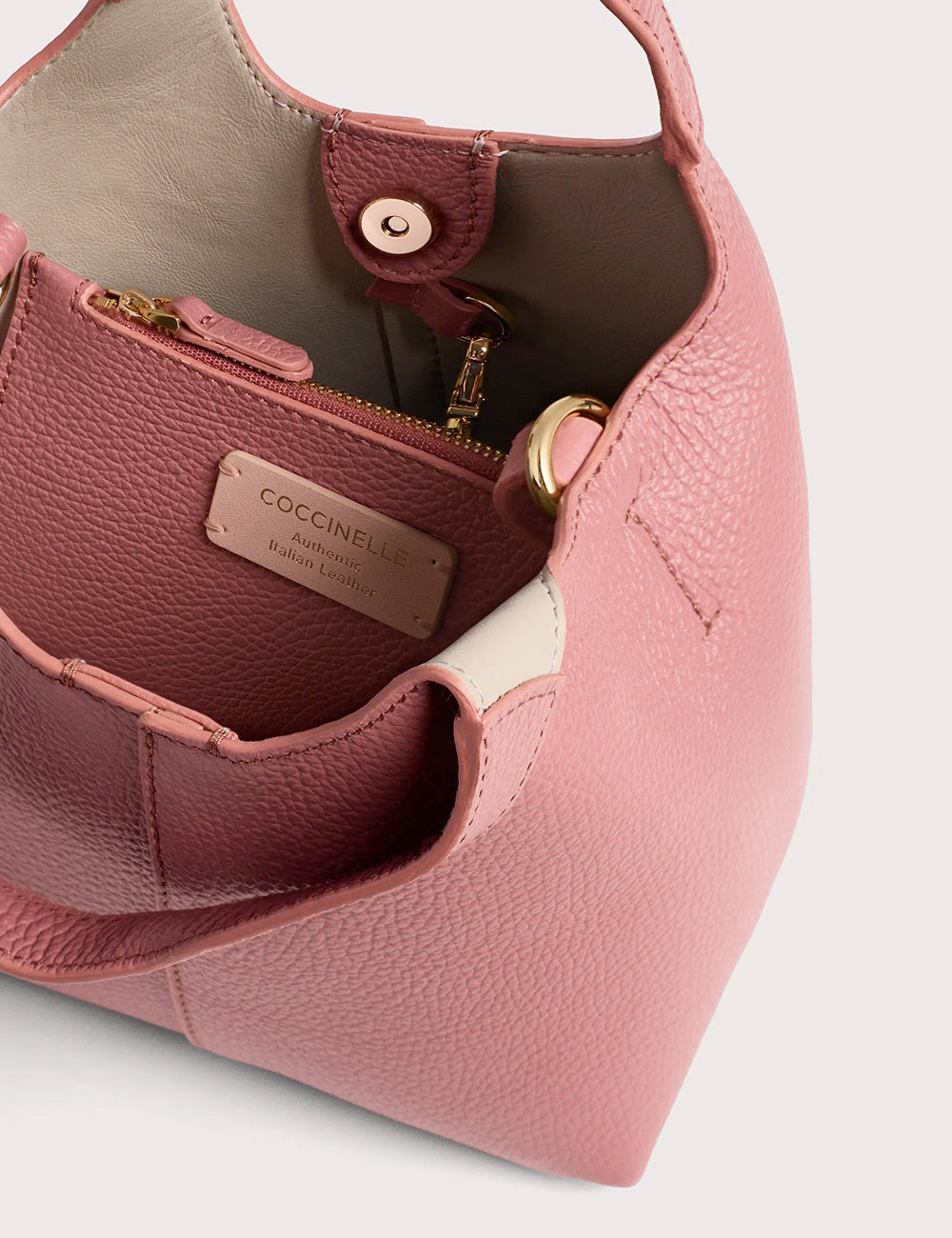 Coccinelle c-easy small winter rose borsa tote in pelle rosa soft con superficie texture e hardware color oro