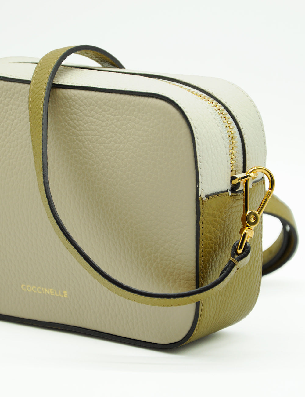 Borsa tracolla Coccinelle Tebe Tricolor in pelle avorio con hardware oro e rifiniture nere