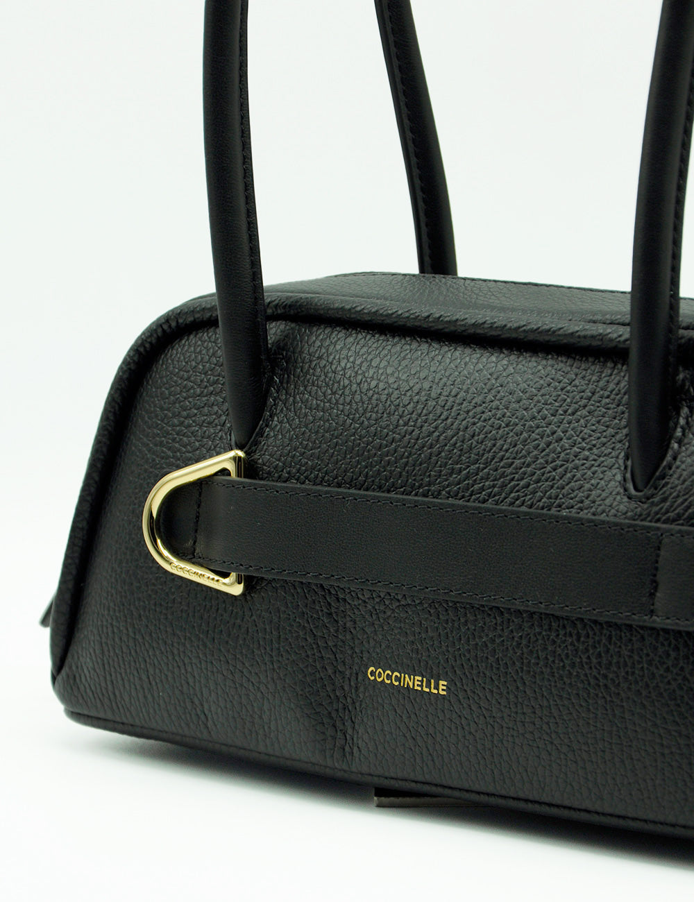 Borsa Coccinelle Paki Noir in pelle nera con hardware dorato e design minimalista