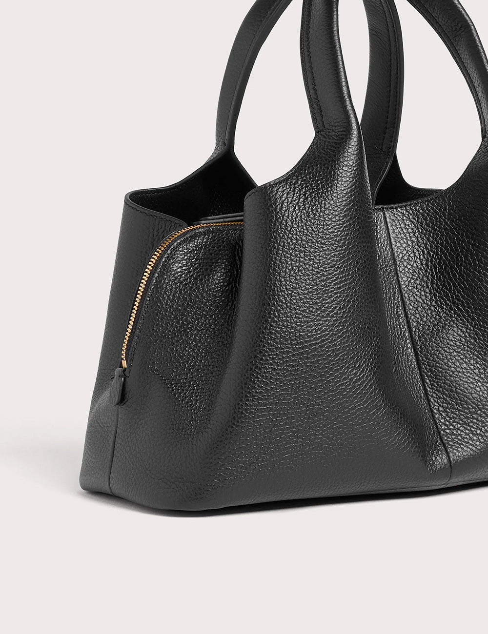 Tote bag coccinelle nell medium noir in pelle nera martellata con zip in metallo dorato