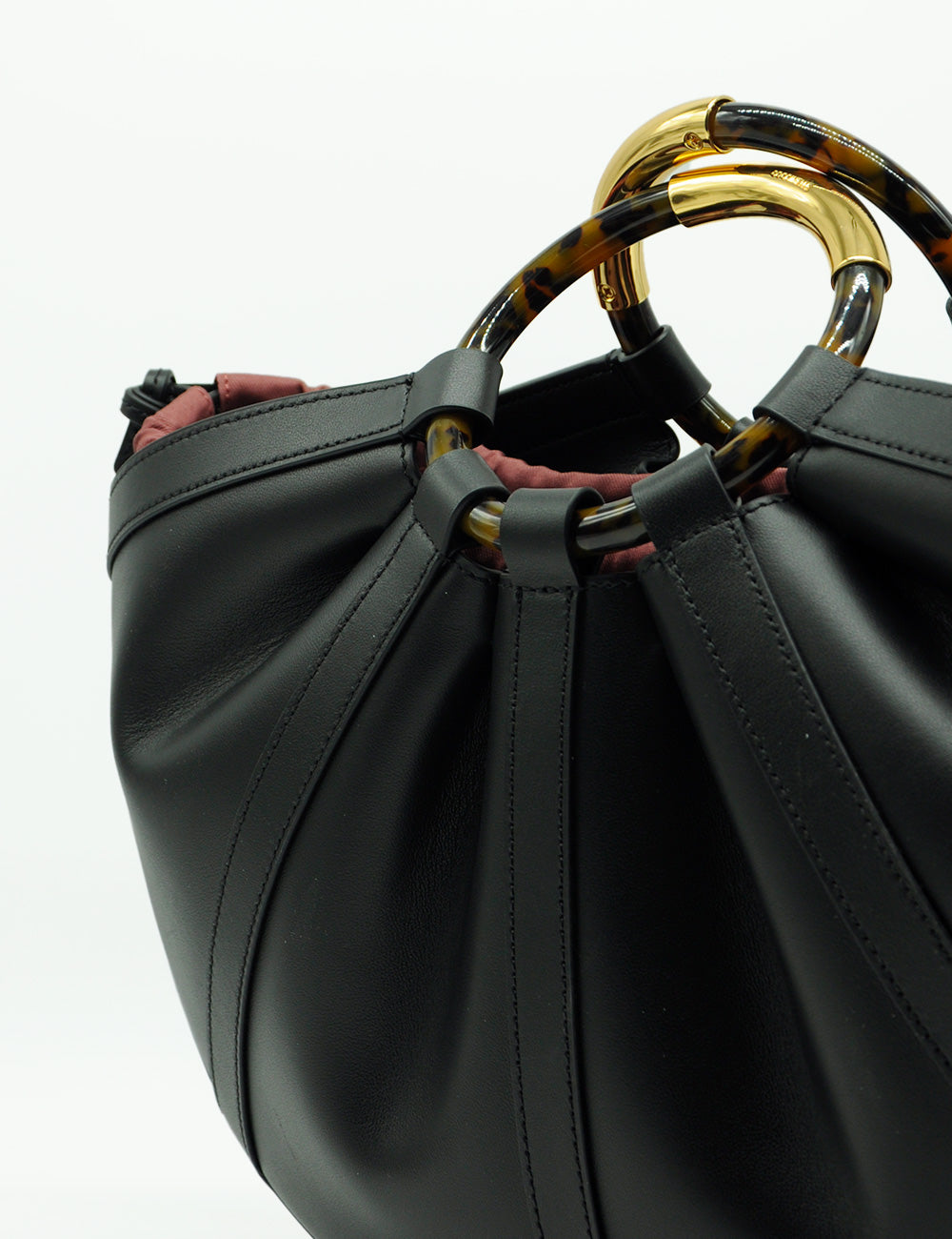 Borsa Coccinelle Shell Noir in pelle nera con manici in bambù tartarugato e oro