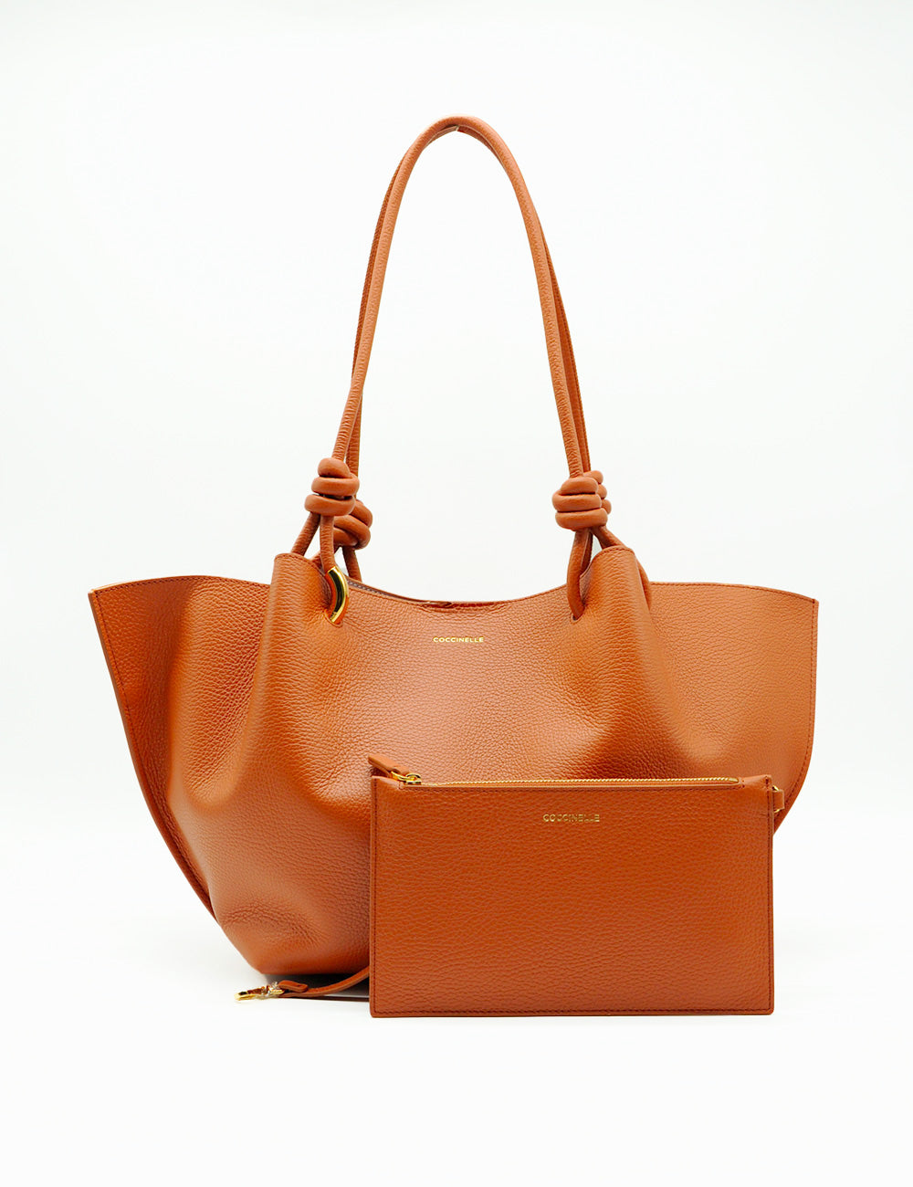 Borsa tote Coccinelle Finn in pelle ciottolata color tan con manici annodati e portafoglio abbinato