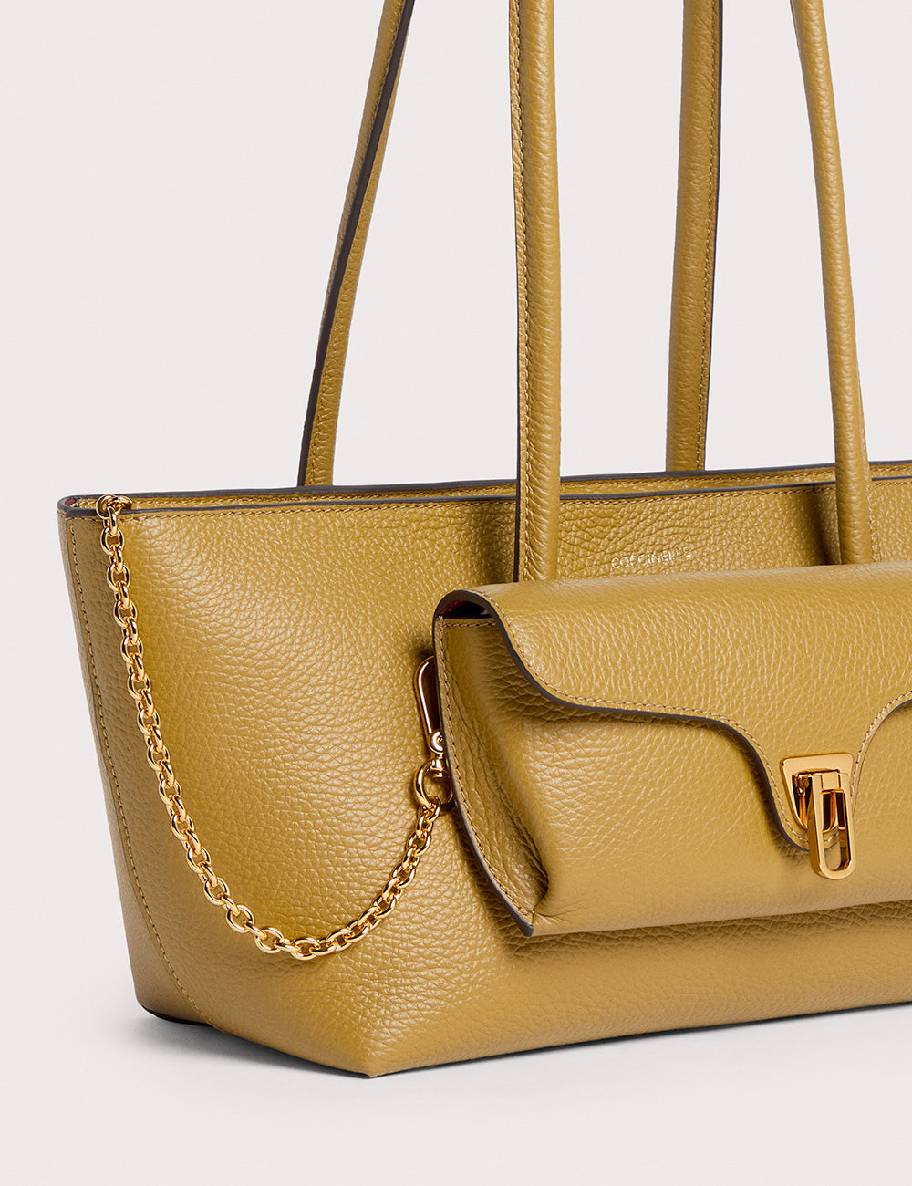 Borsa tote in pelle gialla senape ciottolata Coccinelle Double Beat Seagrass con tracolla catena oro e chiusura a pattina