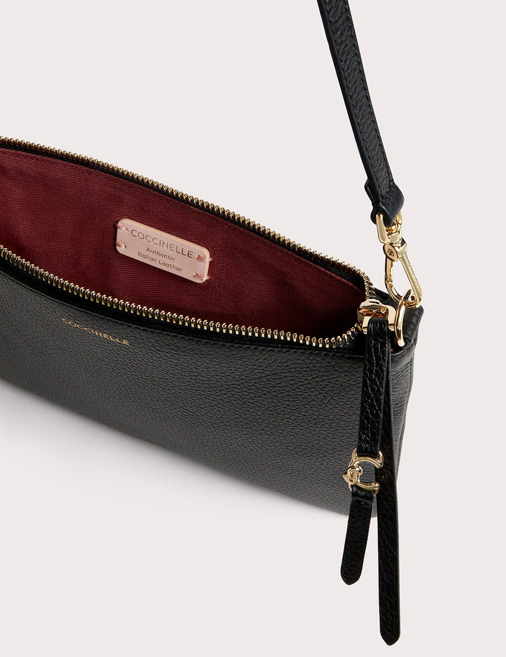 Portafoglio Coccinelle C-Easy Mini Noir in pelle nera testurizzata con hardware oro e interno bordeaux
