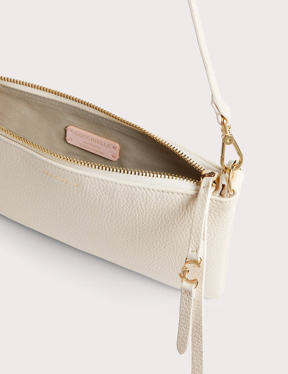 Borsa Coccinelle C-Easy Mini Pearl in pelle chiara ciottolata con zip e hardware oro