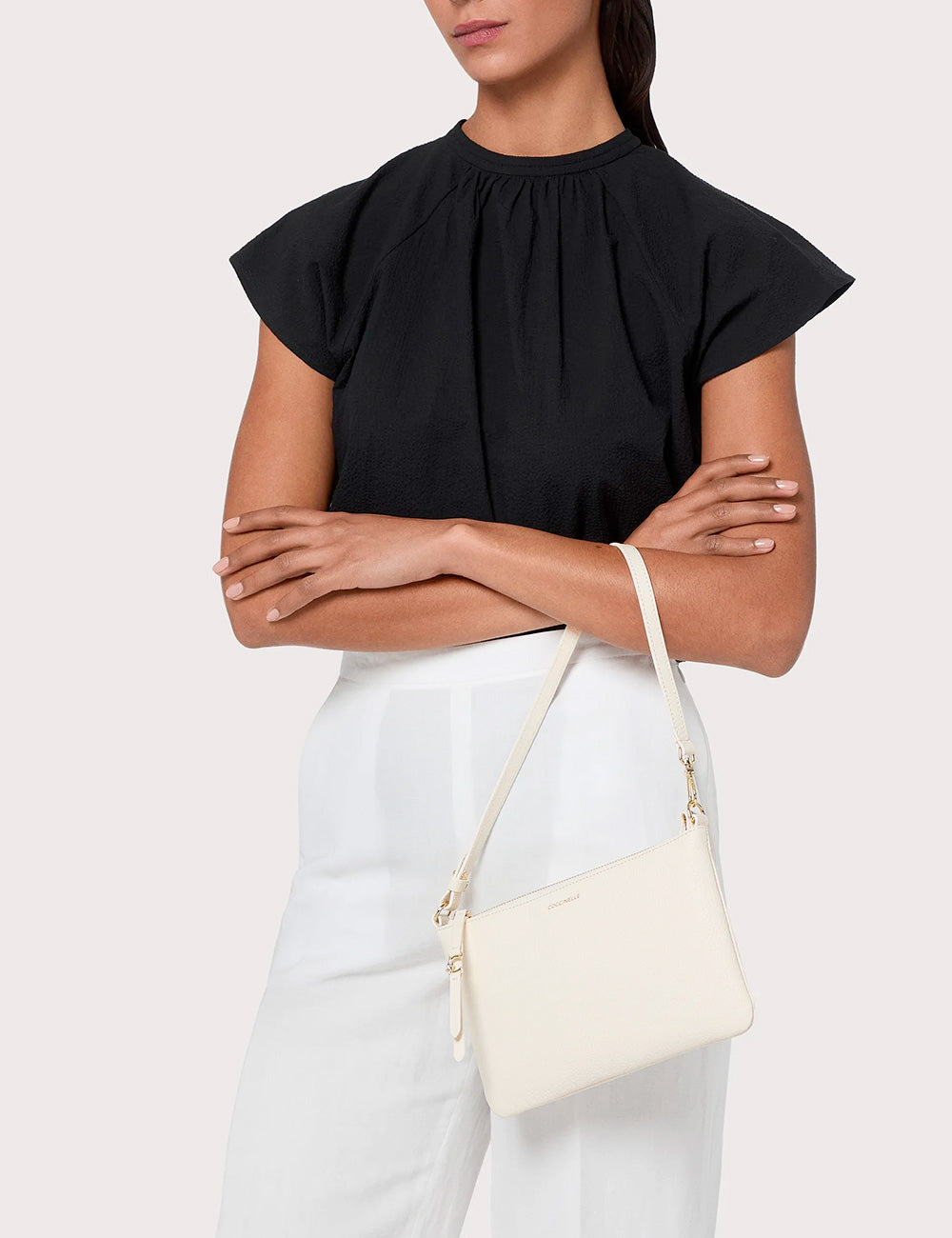 Borsa Coccinelle C-Easy Mini Pearl in pelle avorio minimal con hardware oro