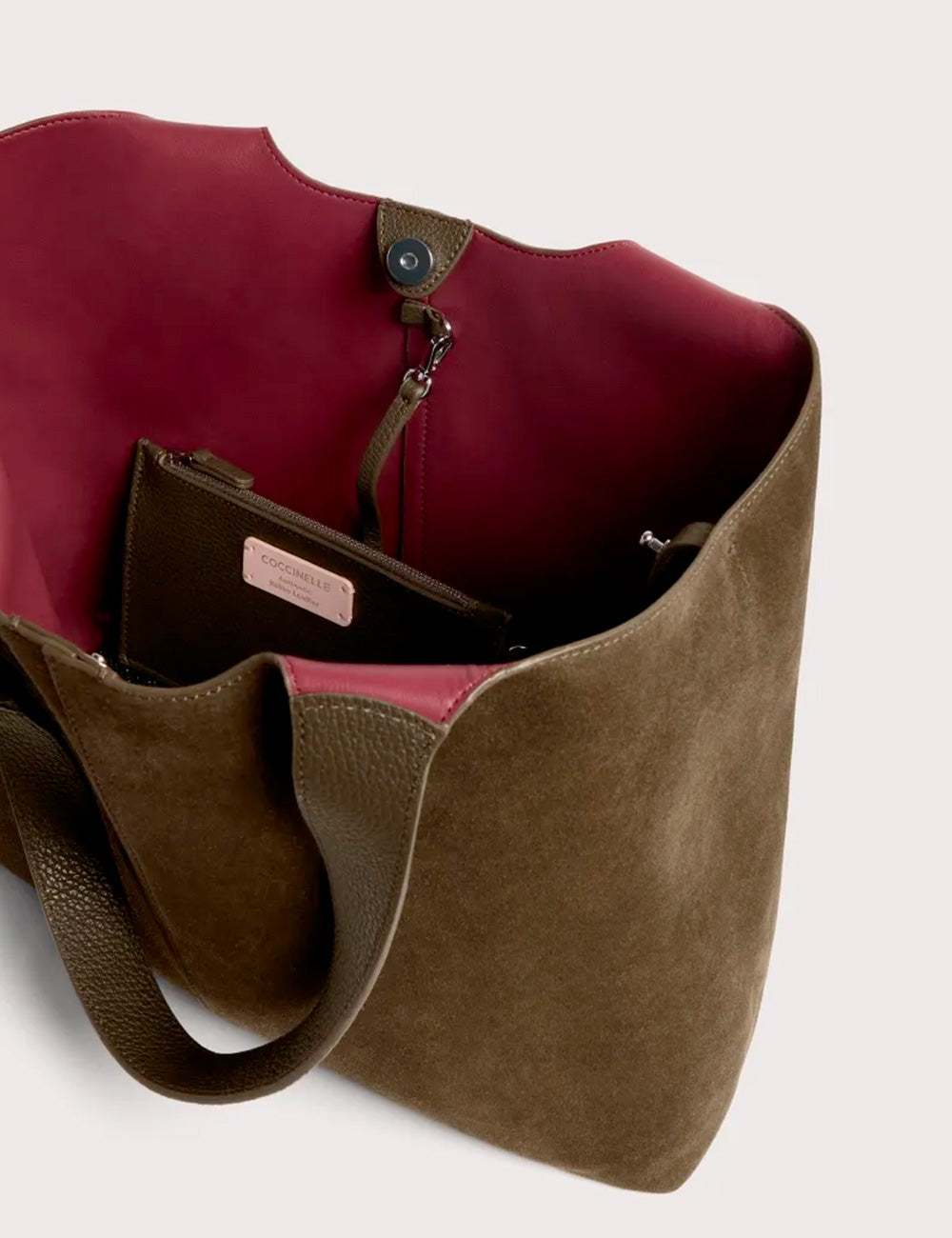 Brown suede tote bag coccinelle c-easy large fango con interno bordeaux e scomparto con zip piccolo