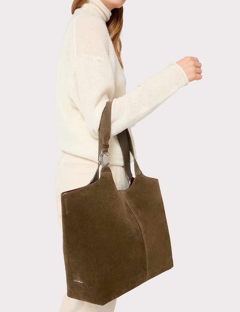 Coccinelle c-easy large fango borsa tote marrone in suede con chiusura in metallo argento sulla maniglia