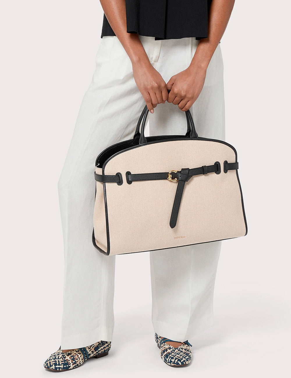 Borsa grande Sabine Natural Coccinelle in pelle beige con bordi neri e fibbia oro