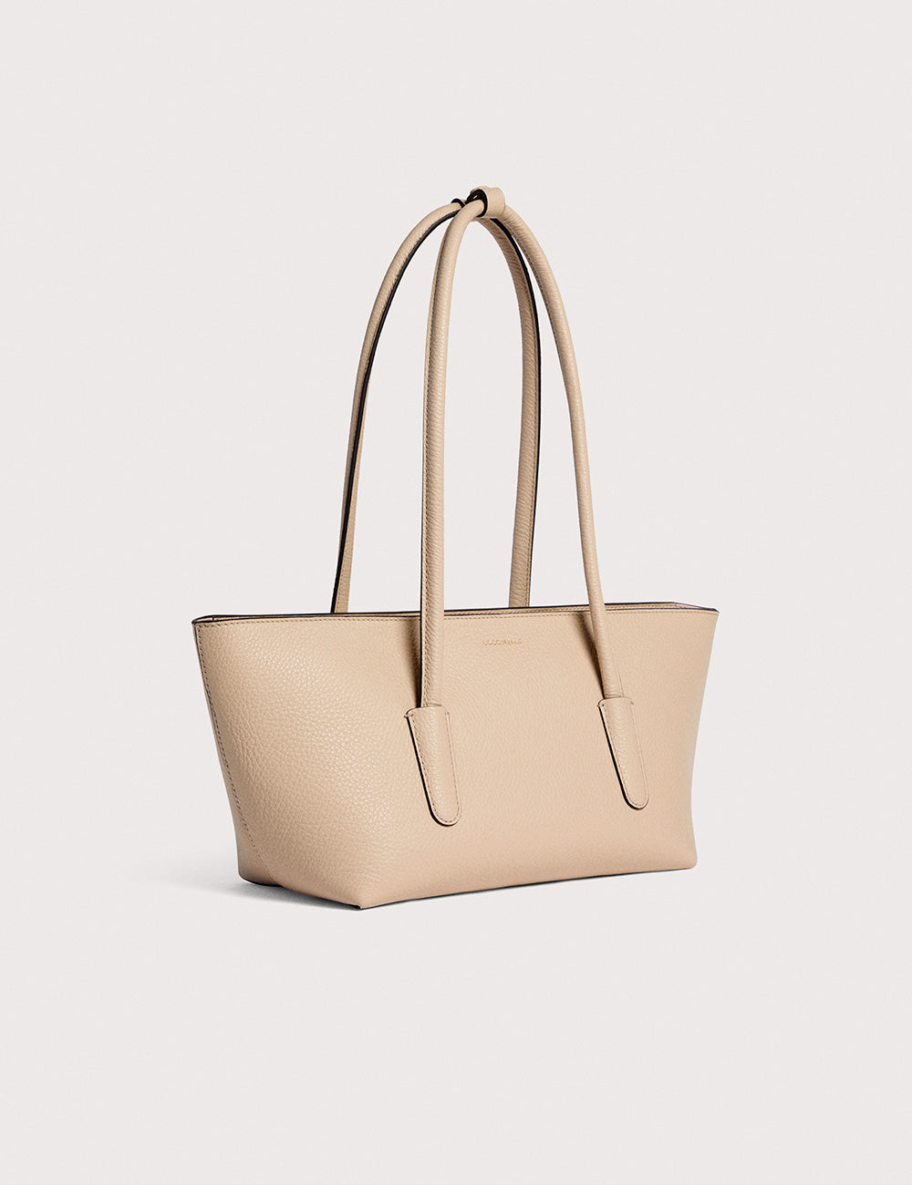 Borsa tote Coccinelle Double Beat Sandshell in pelle beige testurizzata con manici sottili e design minimalista