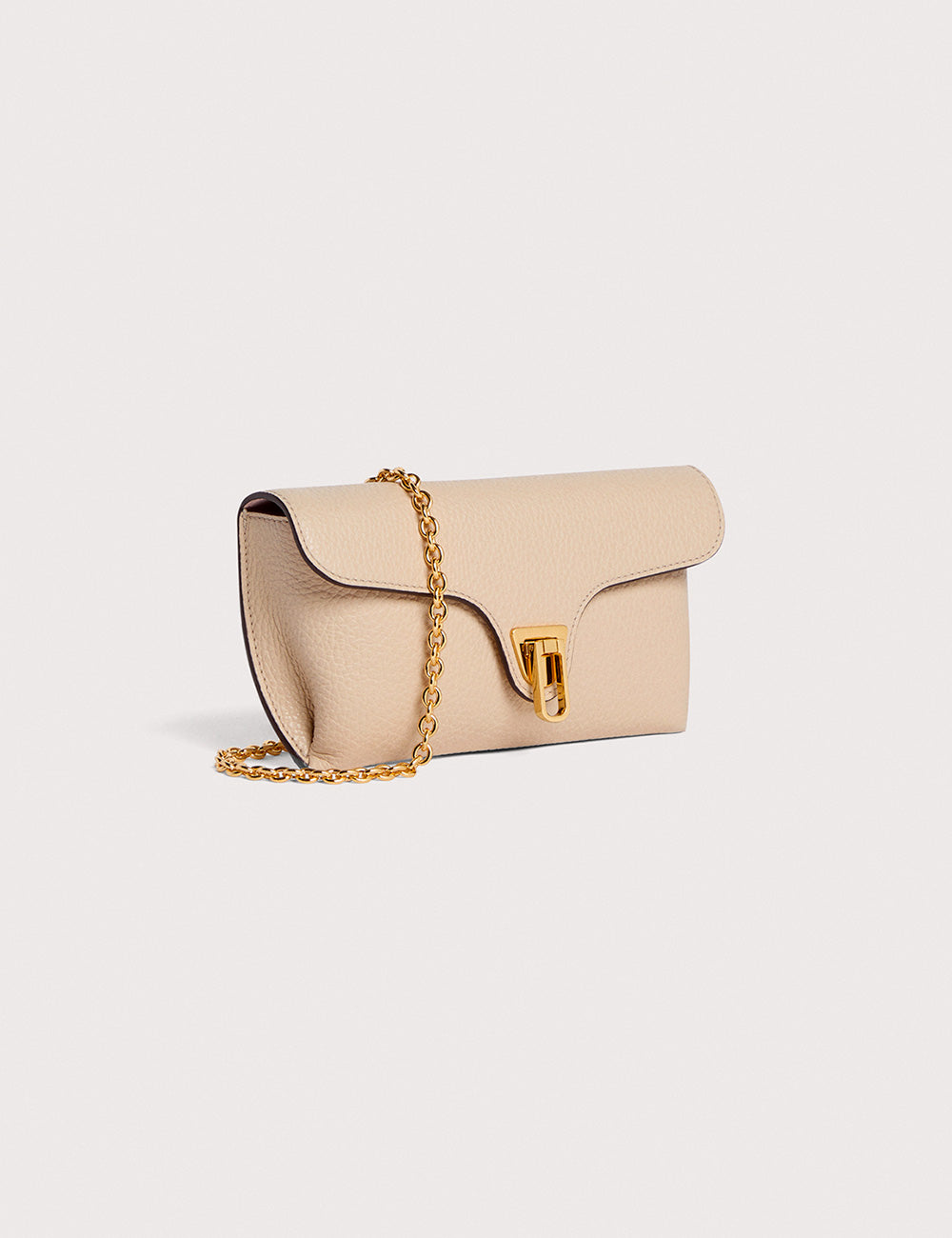 Borsa clutch in pelle beige Coccinelle Double Beat Sandshell con catena dorata e chiusura iconica