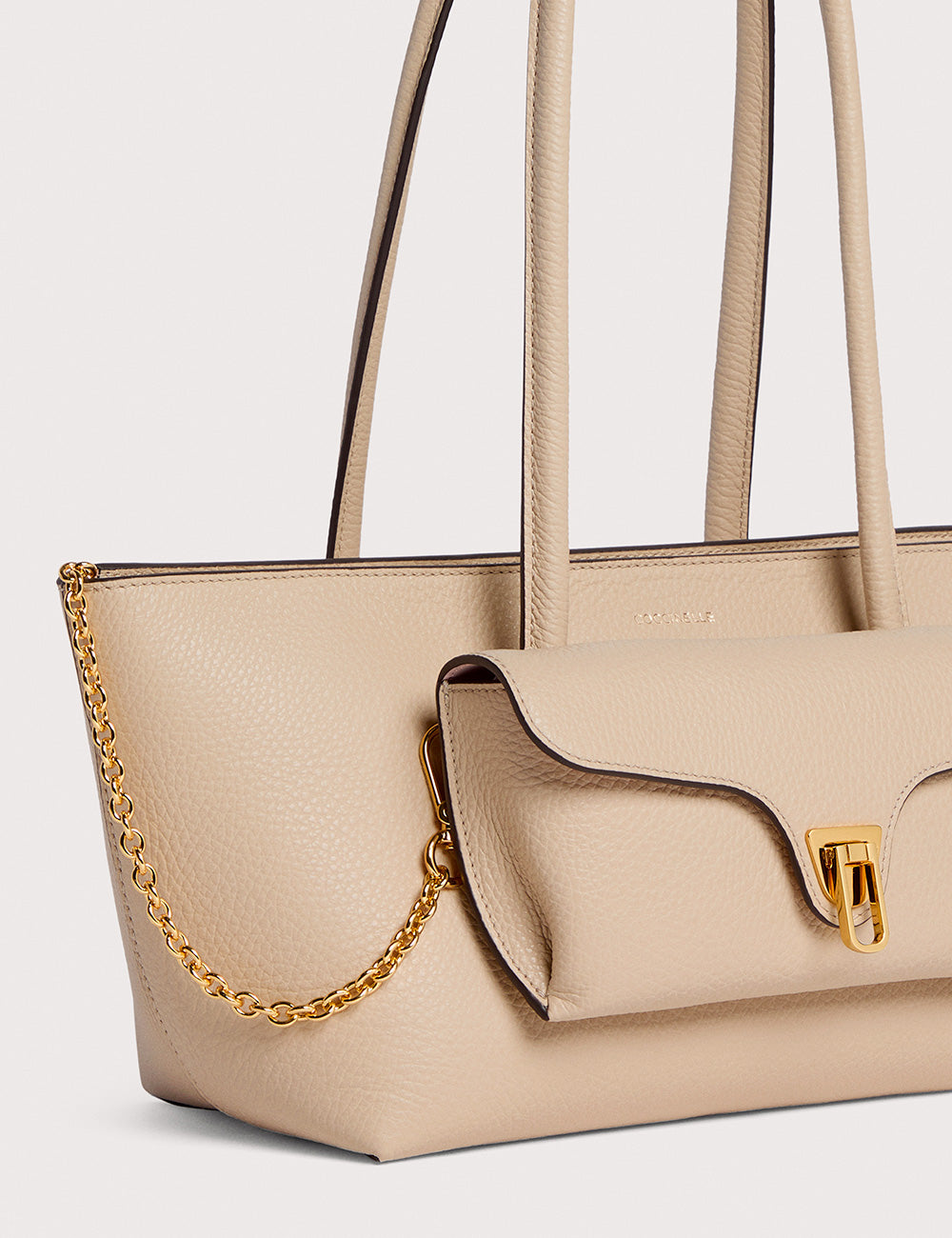 Borsa tote in pelle beige Coccinelle Double Beat Sandshell con catena dorata