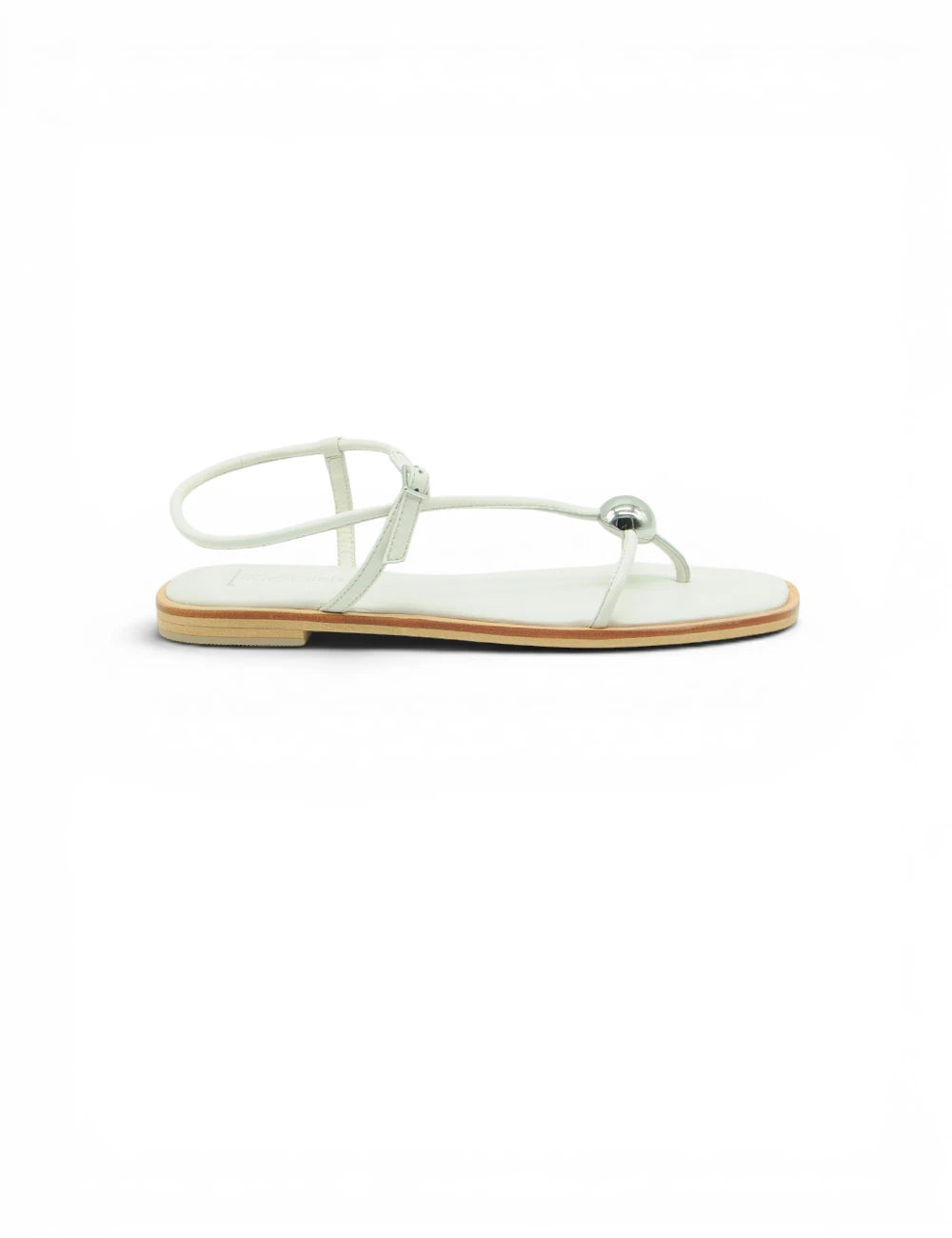 Sandalo in pelle bianca con cinghia infradito e dettaglio di perla metallica argento modello spazio corridoni 1 sandalo latte