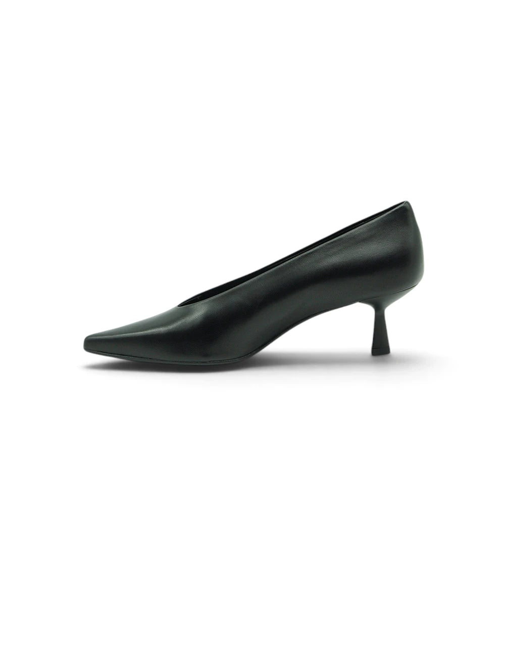 Black leather pump chantal décolleté nera with pointed toe and slender heel