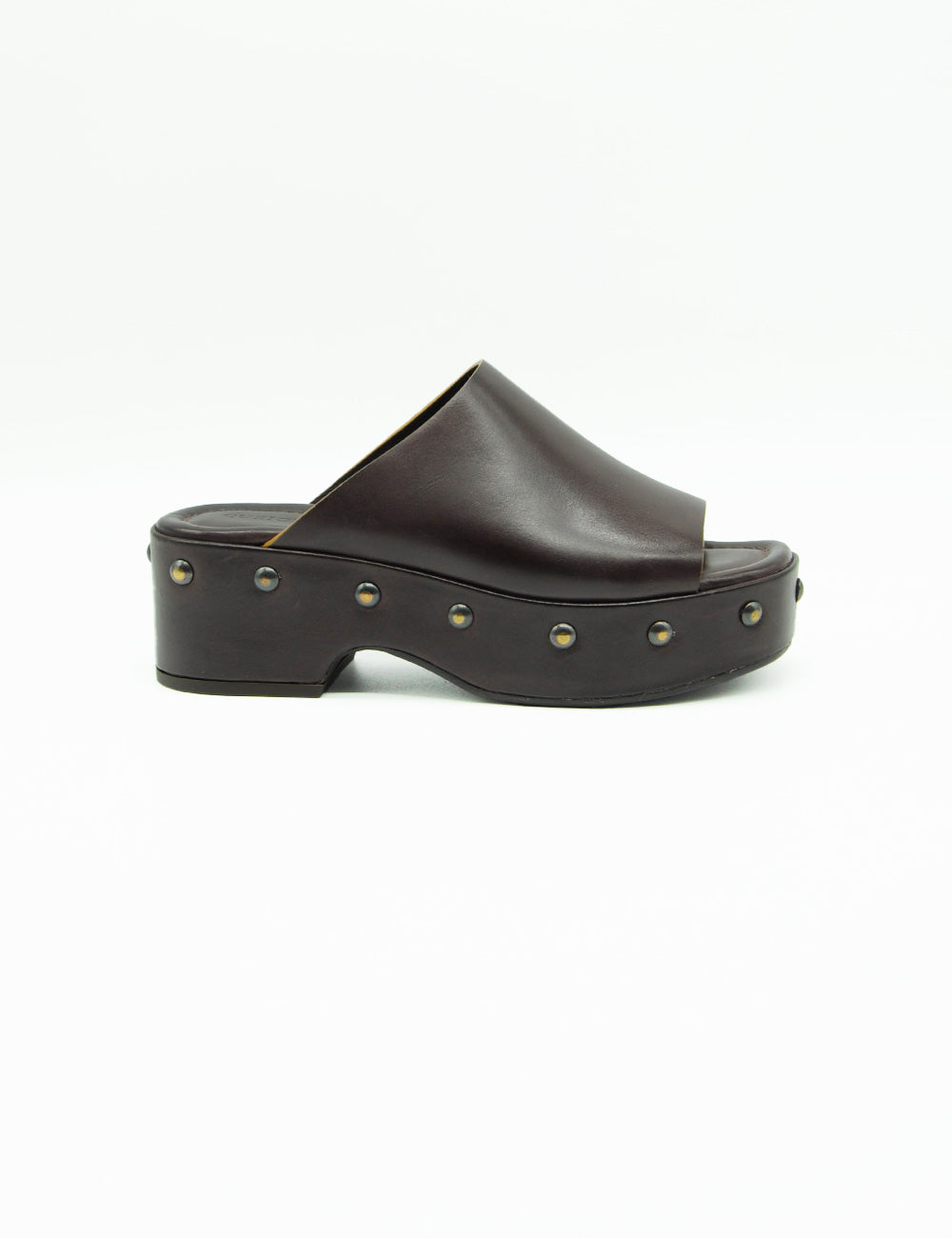 Castagno Zoccolo Curiosité: mules in pelle marrone scuro con plateau e borchie metalliche