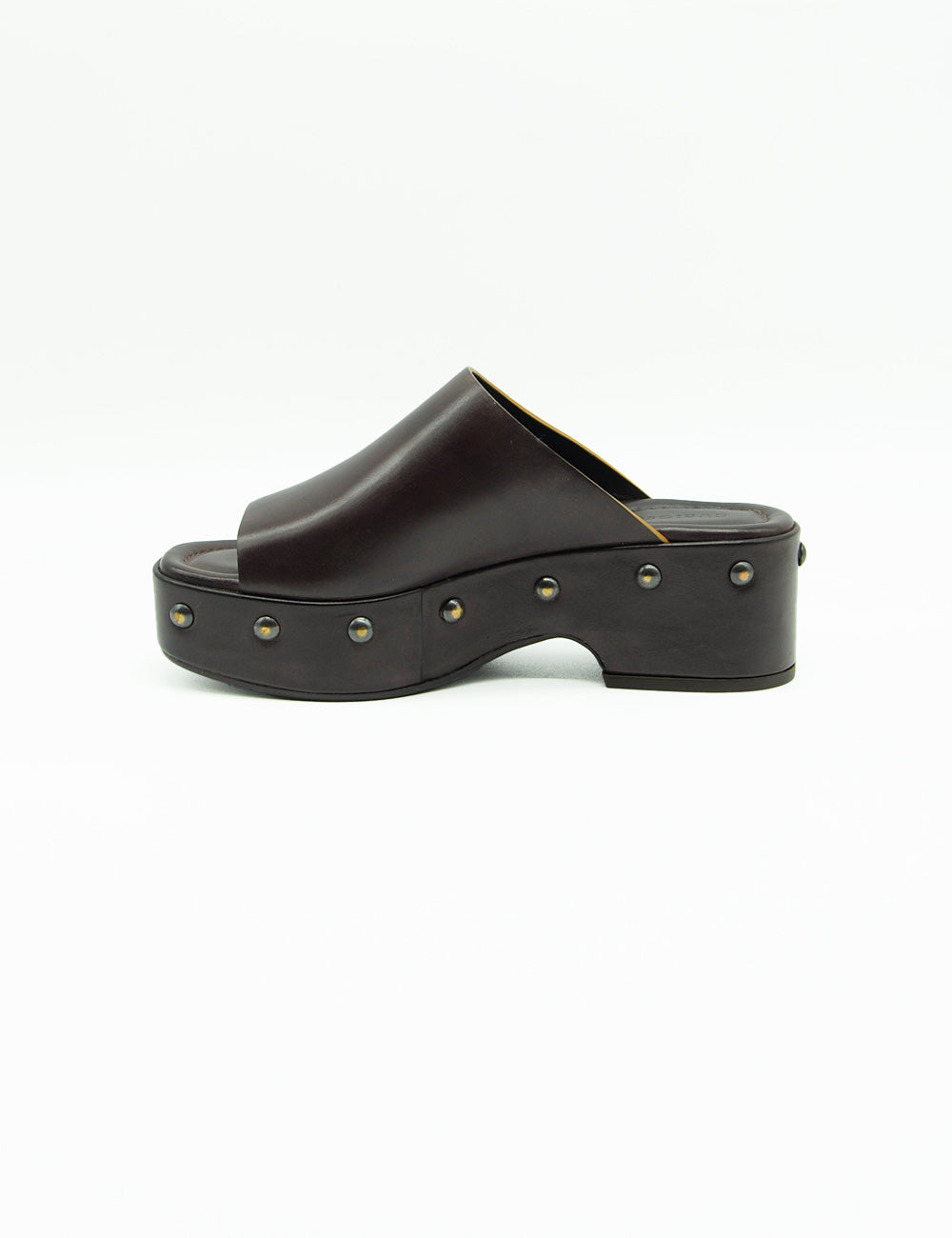 Castagno Zoccolo Curiosité: mules in pelle nera con zoccolo chunky e borchie metalliche