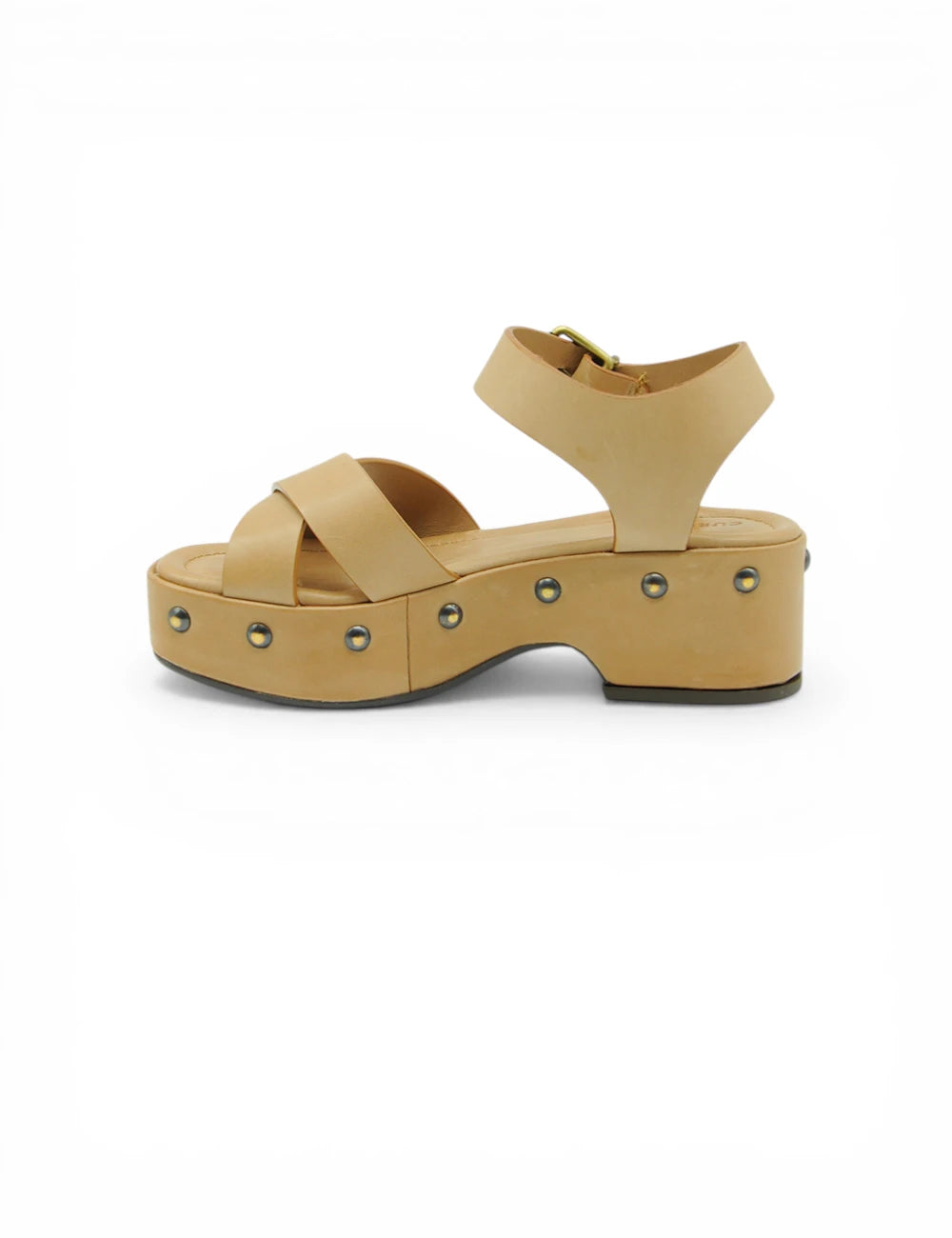 Sandalo platform in cuoio tan con borchie metalliche su suola e caviglia Curiosité