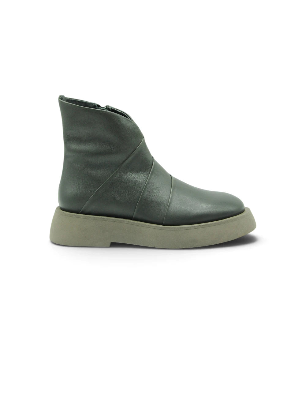 Stivaletto bosco ernesto dolani in pelle verde oliva con suola chunky grigio chiaro e pannelli cuciti