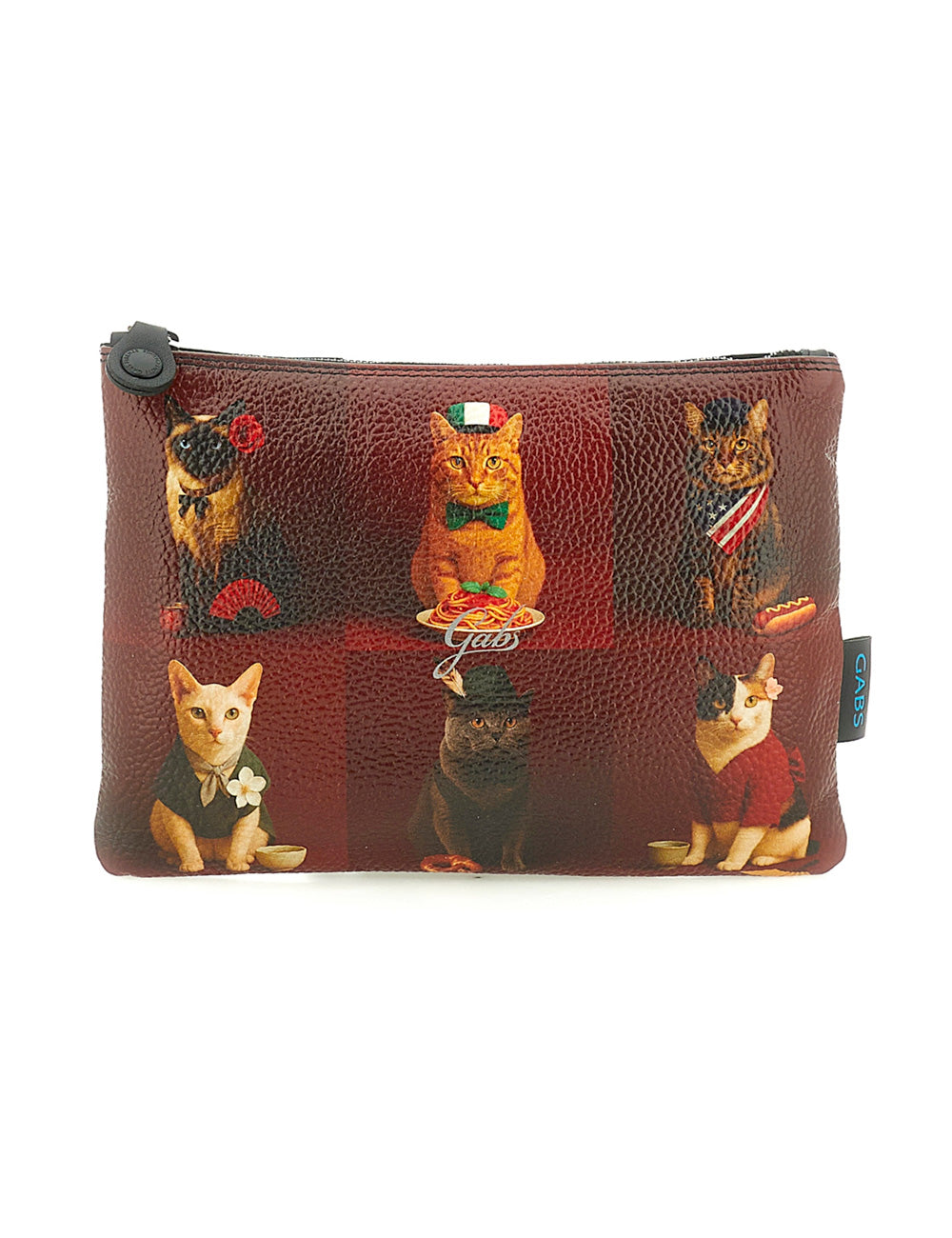 Una pochette di tessuto color rosso bordeaux con sei gatti in pose giocose e accessori distintivi gabs beyoncè tg m pet lovers cats red