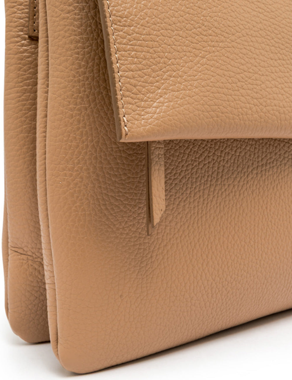 Borsa tracolla Gianni Chiarini Tracolla Three Clay in pelle beige ciottolata con chiusura a pattina minimalista e zip coordinata