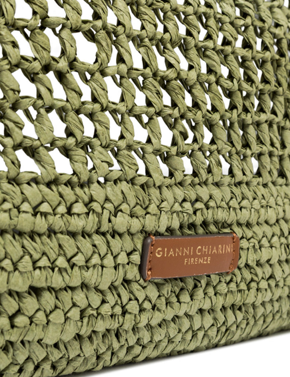 Borsa in paglia verde oliva intrecciata Gianni Chiarini Pouch Nefeli Taiga con etichetta in pelle marrone Firenze