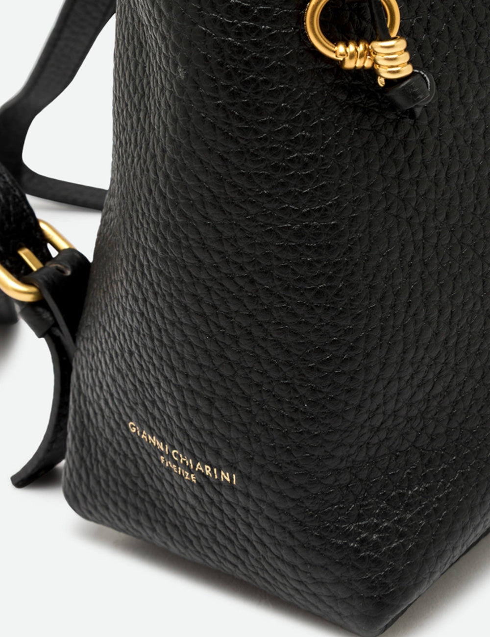 Gianni chiarini zaino sandra nero in pelle di pelle nera con trama a grana e dettagli oro elegante con logo brandizzato
