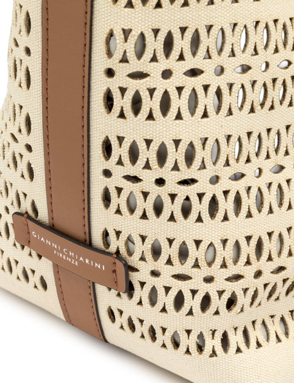 Borsa tote in canvas beige forata con rifiniture in pelle marrone e etichetta Gianni Chiarini Shopping Mashup Panna