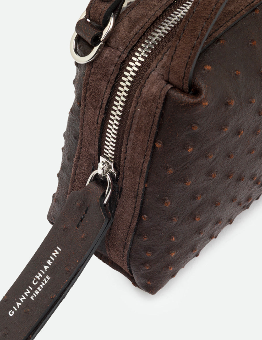 Borsa a tracolla gianni chiarini alifa mini espresso in pelle di struzzo marrone con zip argento e tag marchiato