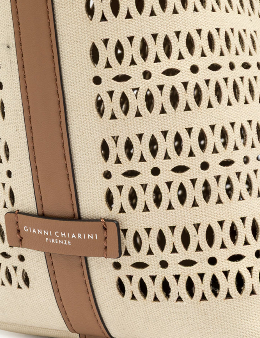 Borsa shopping grande Mashup Panna Gianni Chiarini in canvas beige forato con rifiniture in pelle marrone e etichetta brandizzata