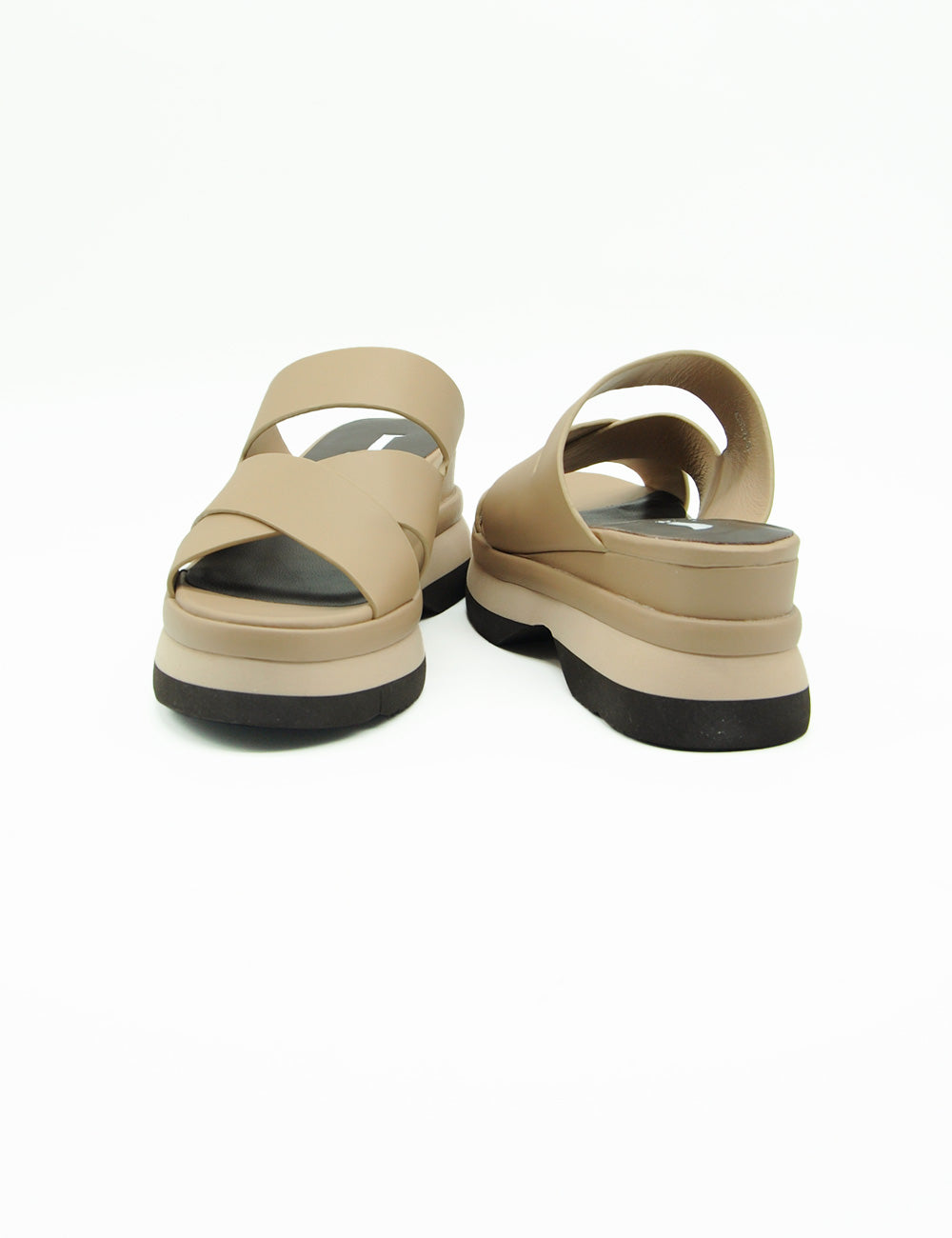 Sandalo Jeannot Sabbia: infradito beige con suola nera in gomma