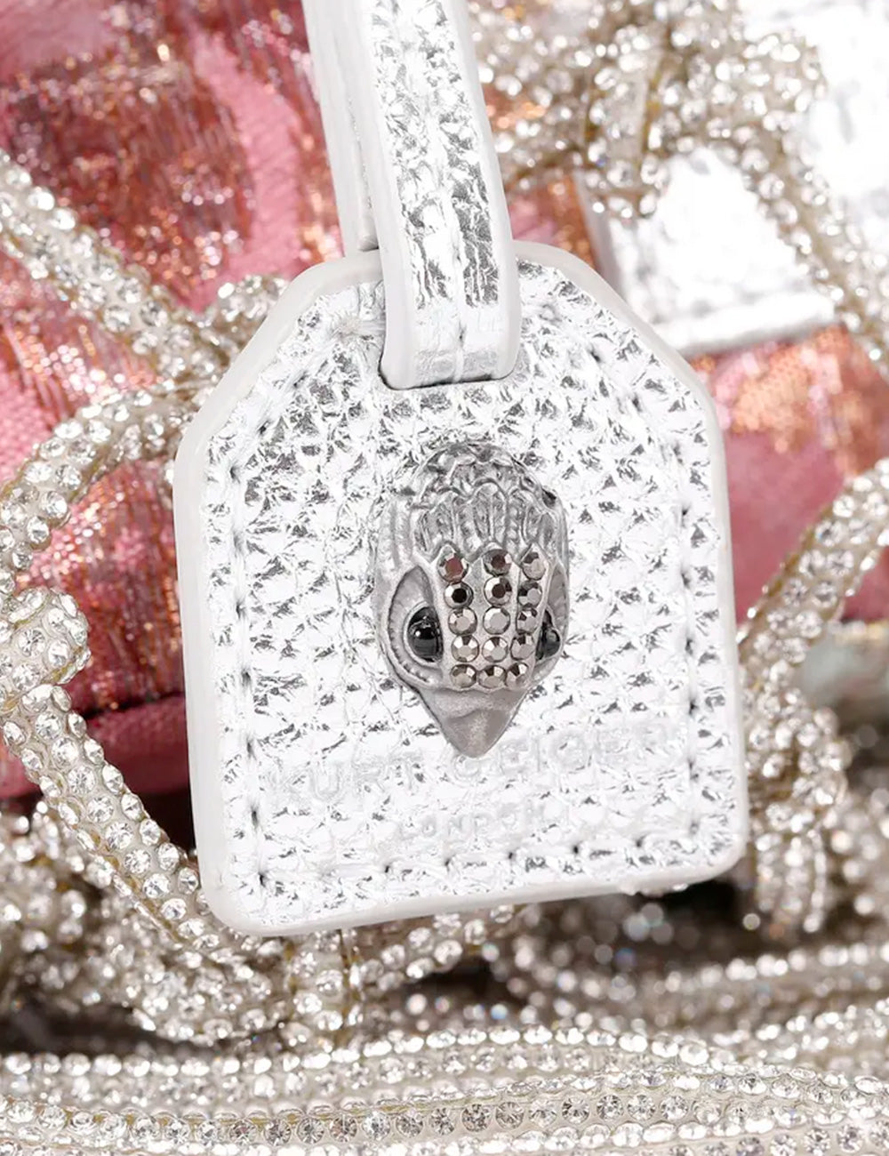 Etichetta in pelle bianca testurizzata con charm testa uccello in cristalli su Mini Macramè Cristal Silver Kurt Geiger