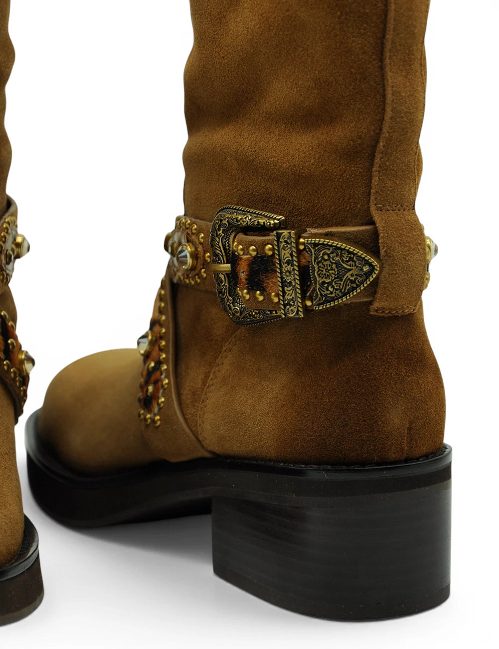 Stivale western mid biker brown di kurt geiger in pelle scamosciata marrone con fibbie dorate e borchie decorative
