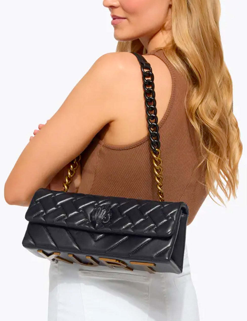 Kurt geiger borsa kensington east west black clutch in pelle trapuntata nera con tracolla a catena dorata e logo impresso
