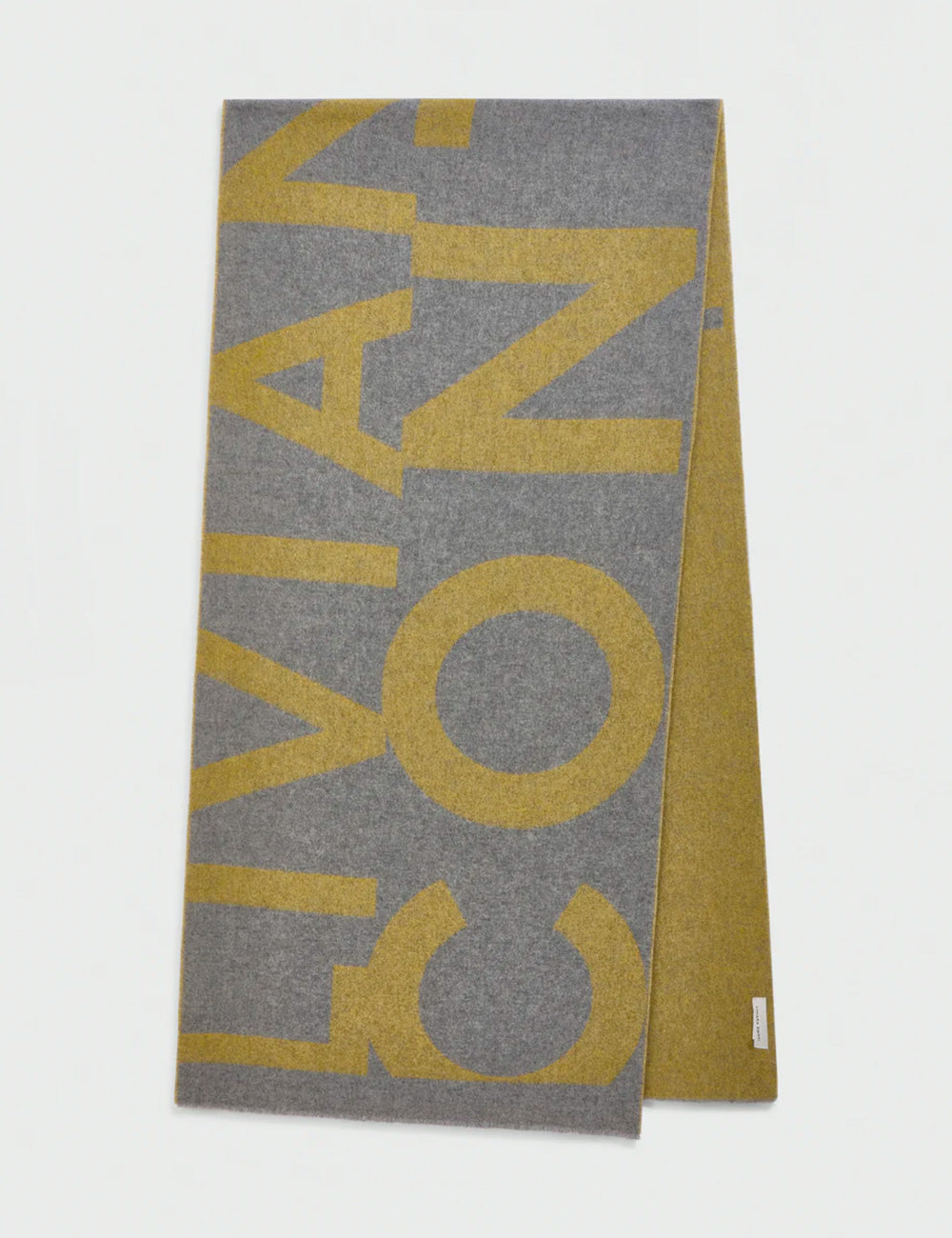 Sciarpa Liviana Conti Michaela in maglia grigia e giallo senape con lettering vivian oversize in font sans-serif moderno