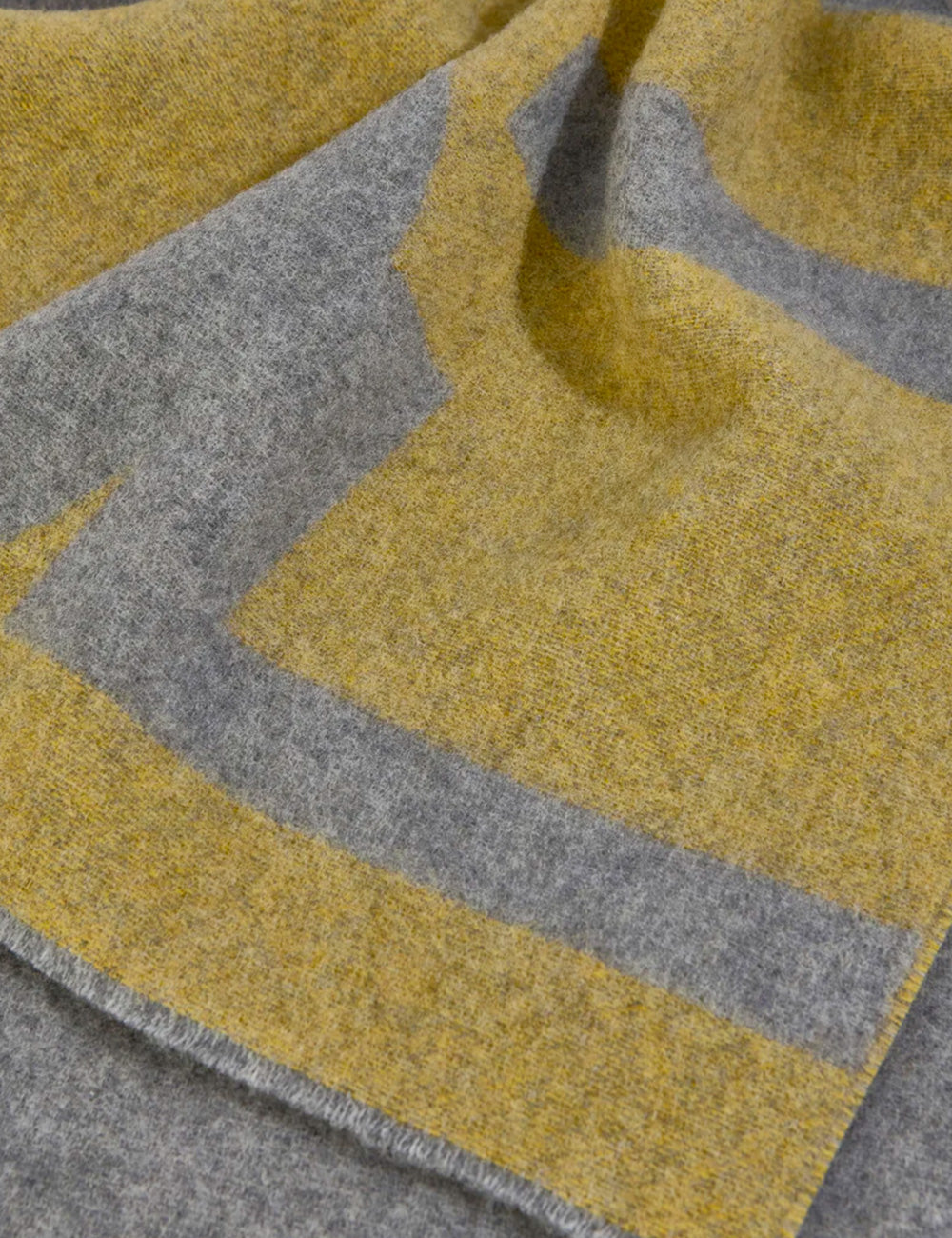 Sciarpa liviana conti michaela in lana misto cotone giallo senape e grigio con motivo a zigzag geometrico intenso