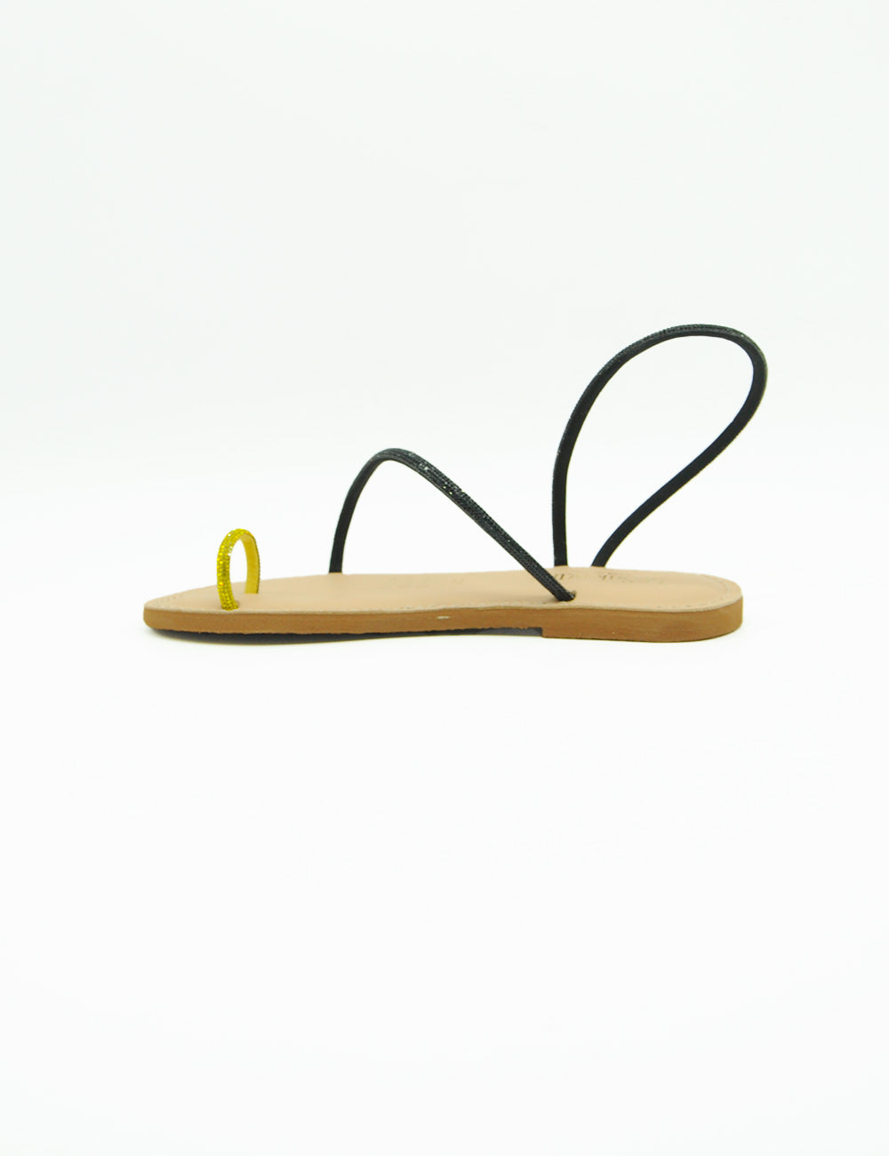 Infradito Le Salentine Strass: sandalo con cinghia nera, suola beige e anello giallo