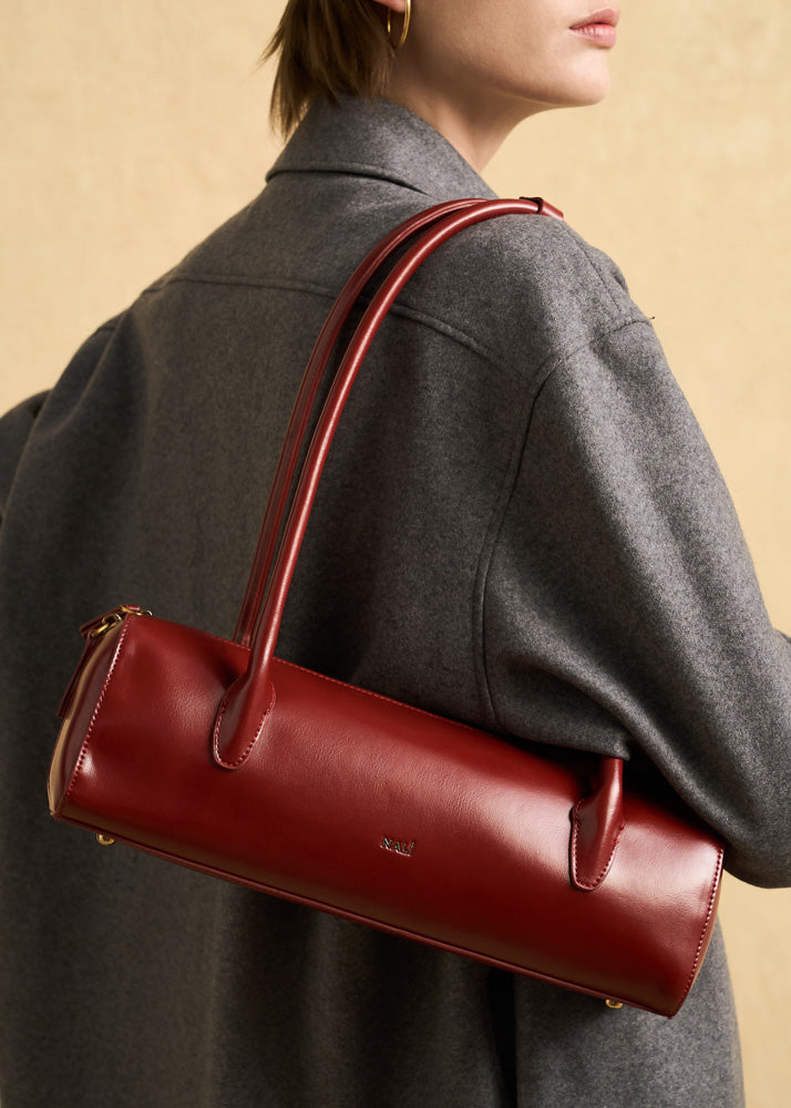 Nalì a spalla billie baguette rosso handbag in pelle rossa profonda con design minimalista e dettagli oro