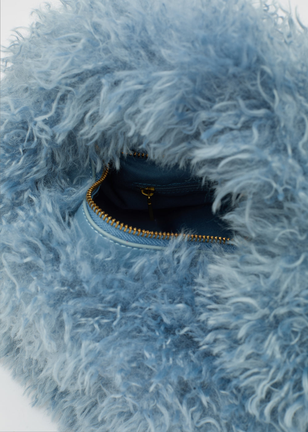 Borsa nalì a mano blu chiaro soffice con fodera in shearling e chiusura a zip oro
