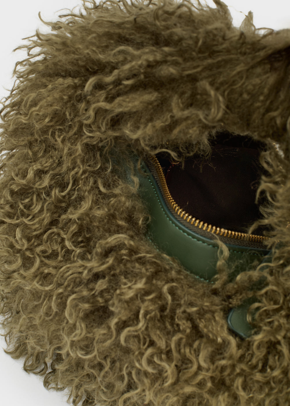 Handbag verdi olive in pelliccia riccia con zip e rifiniture in pelle verde scuro nalì a mano furry verde