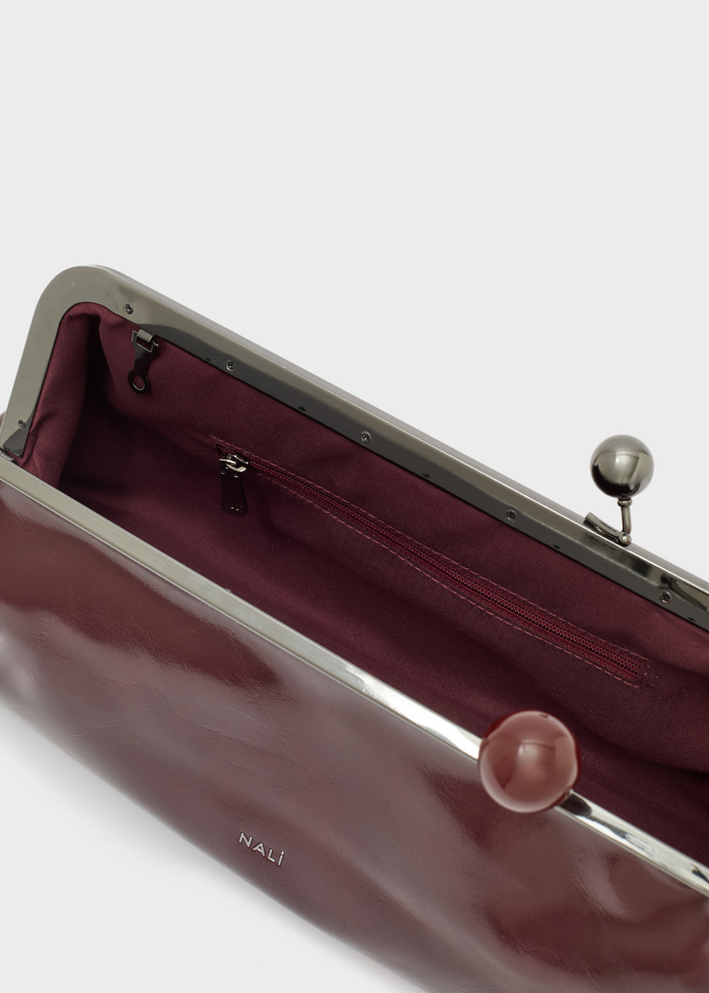Clutch nalì zendaya bordeaux in vernice bordeaux lucida con cornice e chiusura sferica color argento