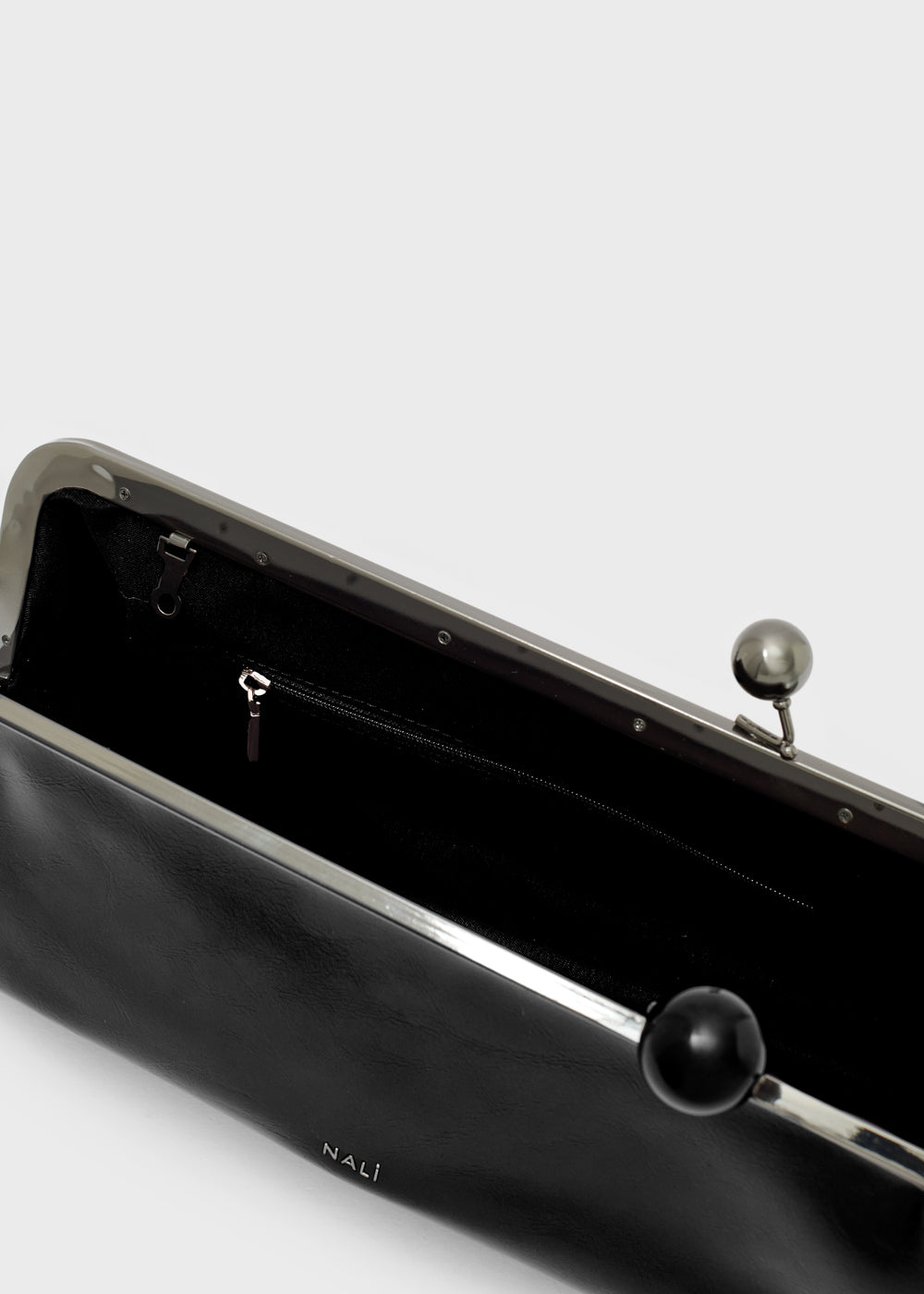 Clutch nalì zendaya nero in vernice nera con cornice argento e chiusure a sfera argentate